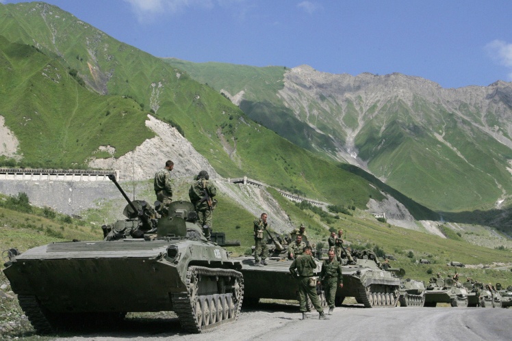 Колона російських військ переходить гори, щоб взяти участь у війні проти Грузії в південноосетинському селі Джаба, 9 серпня 2008 року.