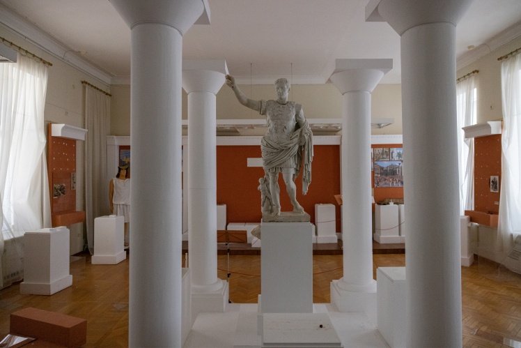 З Обласного краєзнавчого музею та Обласного художнього музею імені Олексія Шовкуненка Херсонщини росіяни вкрали щонайменше 20 тисяч експонатів.