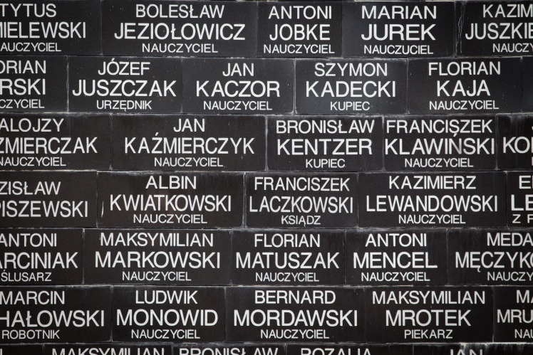 Меморіал загиблим у масових розстрілах наприкінці 1939 року полякам неподалік міста Бидгощ. Під іменами вибитих вказані їхні професії, nauczyciel — це вчитель у перекладі з польської.