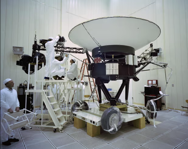 Інженери NASA працюють над космічним кораблем «Вояджер-2» перед його запуском у 1977 році.