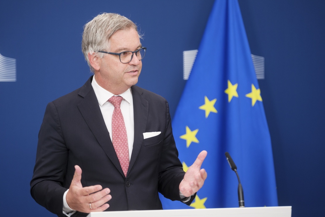 Єврокомісар з внутрішніх справ та міграції Магнус Бруннер розповідає на пресбрифінгу у Брюсселі про пропозицію продовжити тимчасовий захист для українців, 26 червня 2026 року.