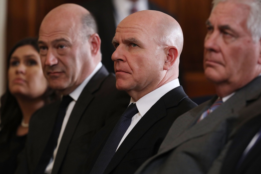 Зліва направо: прессекретар Білого дому Сара Гакабі Сандерс, голова Національної економічної ради США Ґері Кон, радник з національної безпеки Герберт Макмастер, держсекретар Рекс Тілерсон під час пресконференції президента США Дональда Трампа та премʼєр-міністерки Норвегії Ерни Солберг у січні 2018 року, Вашингтон.