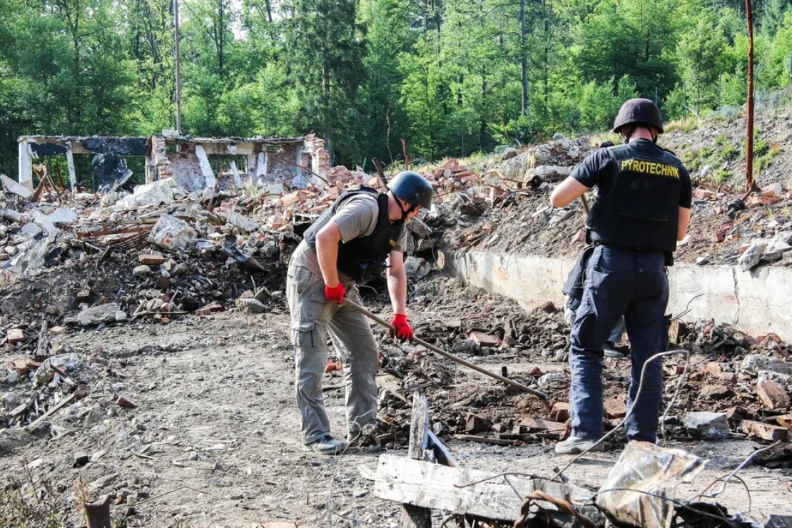 Чеські слідчі працюють на місці вибуху складу боєприпасів у Врбетіце. У 2014 році там вибухнули два склади, загинули двоє працівників.