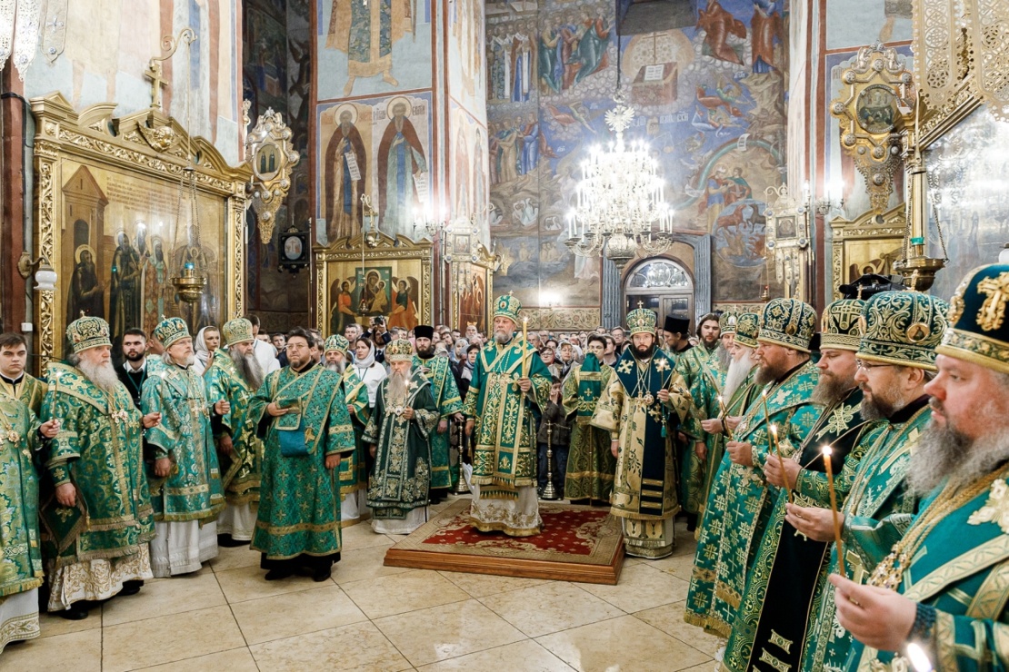 Так виглядала літургія у Свято-Троїцькій Сергієвій лаврі, яку очолив митрополит Молдови Володимир 8 жовтня 2022 року. На фото він у центрі.