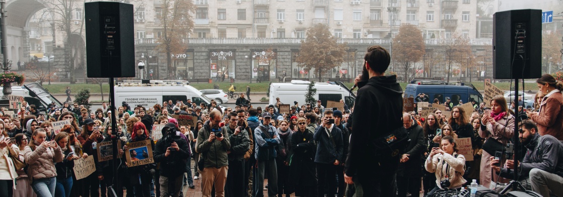 Сьогодні кияни зібрались з картонками біля КМДА і вимагали відставки Кличка. «Бабель» сходив на мітинг і спитав організаторів, як вони пропонують знайти нового очільника міста — фоторепортаж