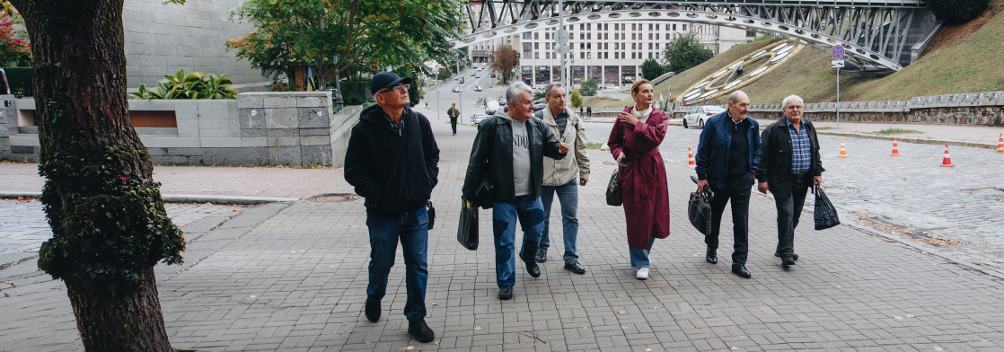Четверо майданівців десять років шукають справедливості в судах. Натомість знайшли справжню дружбу і зневіру. Історія «недобитків Майдану», які стоять на ньому досі