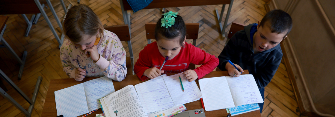 Понад 120 тисяч школярів живуть у безпечних регіонах України, але навчаються у школах дистанційно — і це погано. Змінити ситуацію не дозволяє тиск нардепів і ГО, а також страхи, упередження та надії