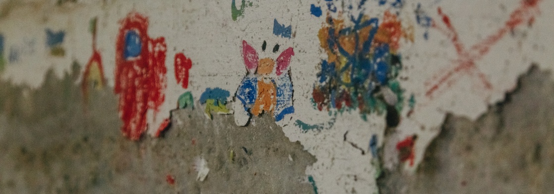 У 2022 році підвал, в якому росіяни 28 днів тримали жителів села Ягідне, став символом жорстокості окупантів. Через чотири роки зруйноване село майже відновили, але не врятували підвал — він зникає 