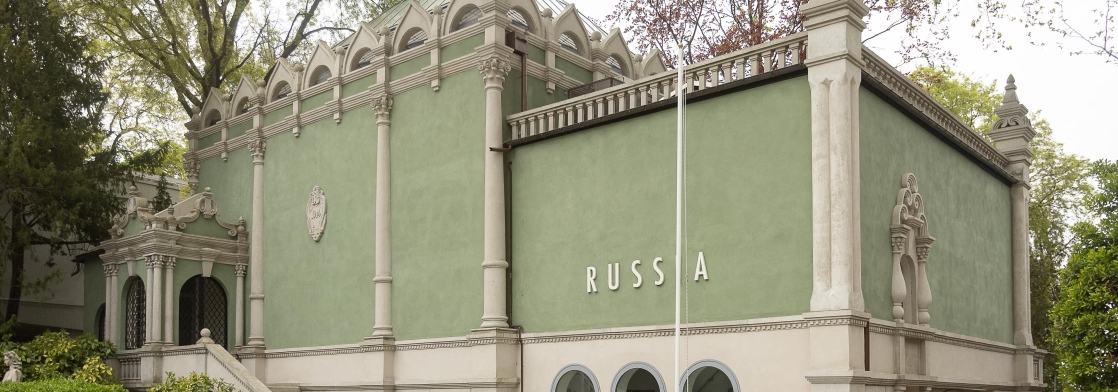 Дирекція Венеційської бієнале допомогла російським митцям пробратися в конкурс в обхід санкцій. Ось як вони це зробили — розповідають два італійські видання