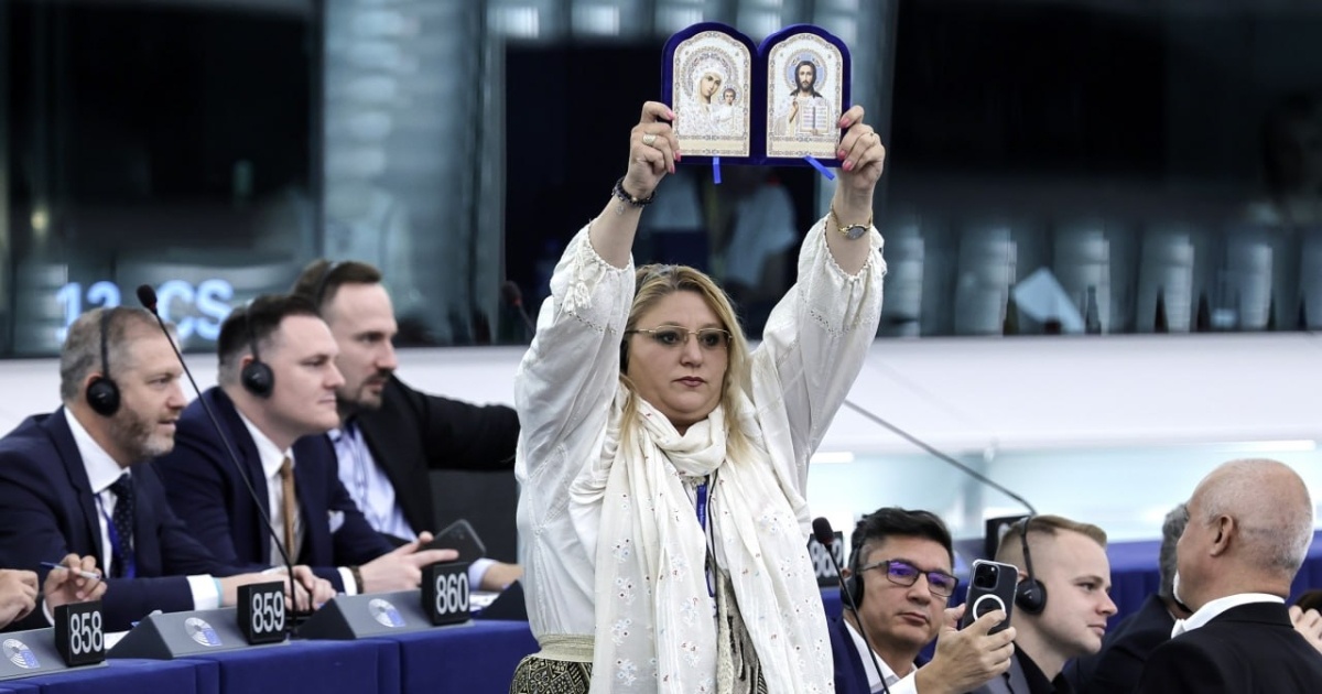Romanian MEP Diana Șoșoacă, who threatened to “break Zelenskyʼs legs”, wants to be sent for a psychiatric examination