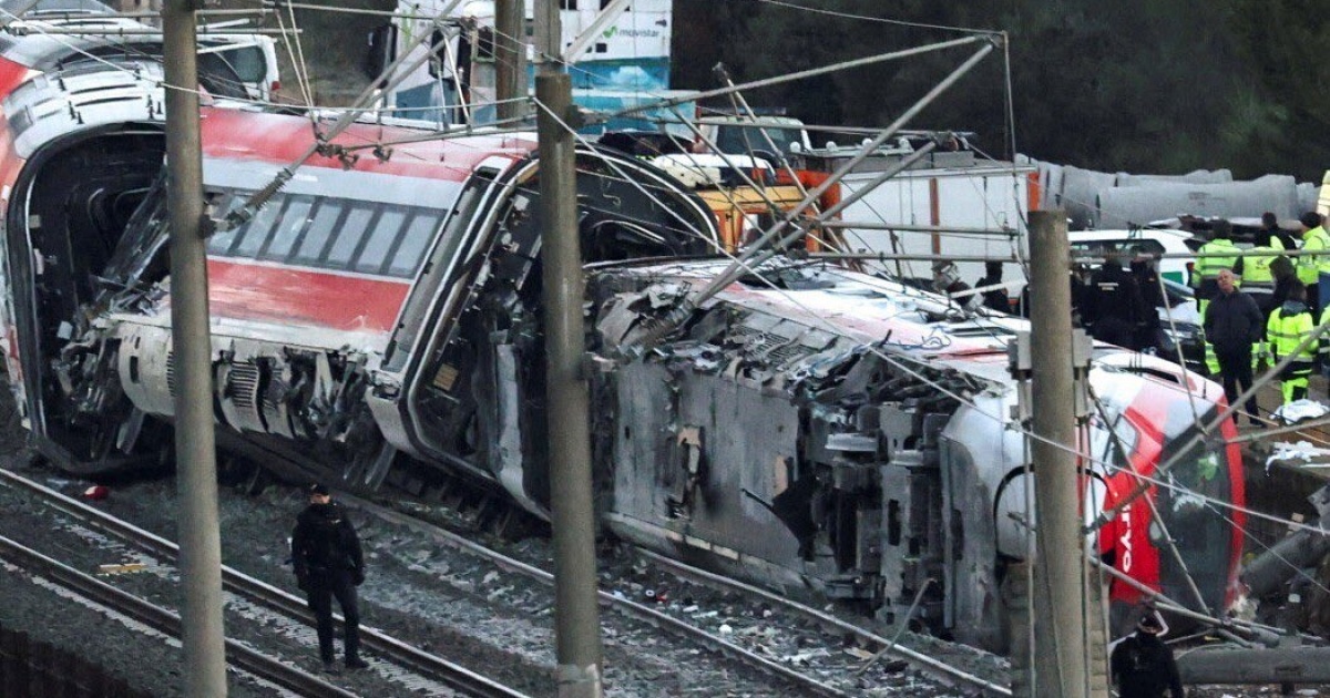 Spainʼs deadliest train accident in decades leaves at least 39 dead