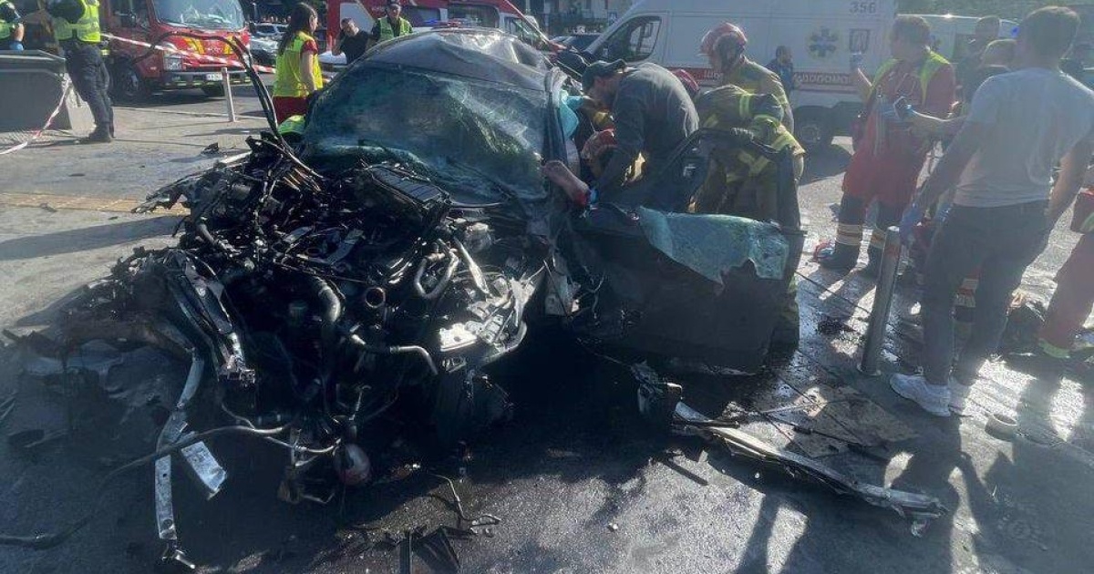 Mercedes crashes into pedestrian zone in Kyiv: four people killed, including a child (UPD)