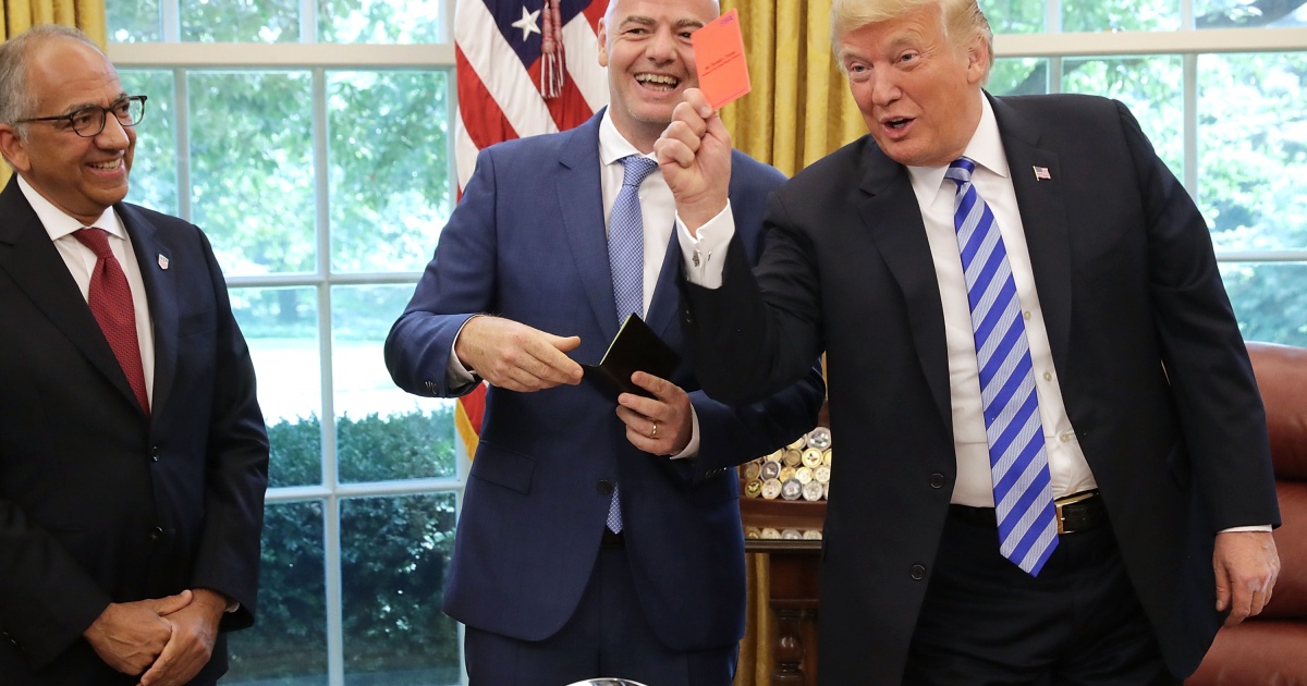 Дональд Трамп телефонував президенту ФІФА щоб скасувати червону картку американському футболісту
