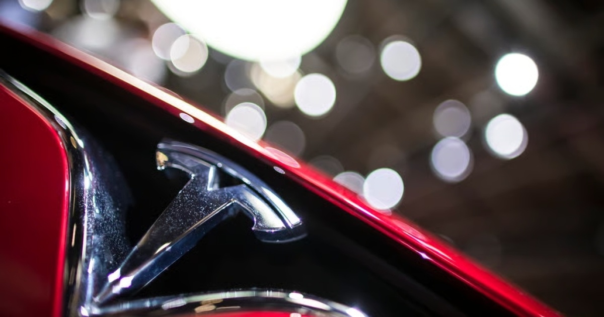 Tesla is discontinuing production of “Model S” and “Model X” electric cars. Instead, they will be assembled by robots