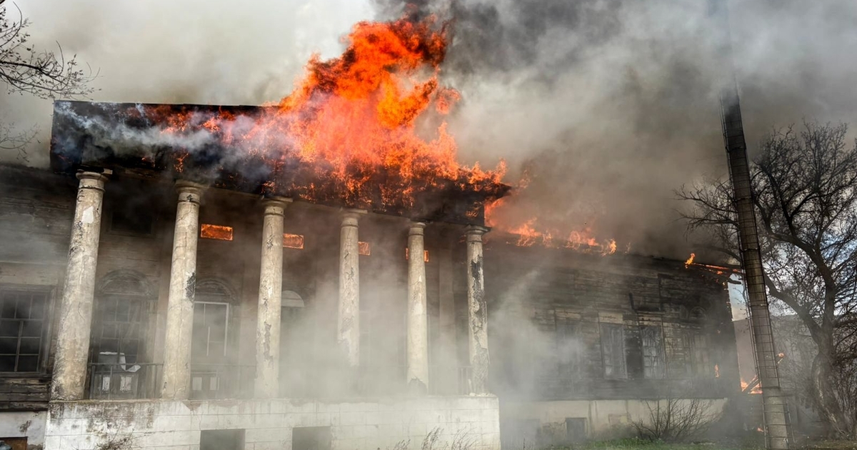 Russians destroyed the historic Donets-Zakharzhevsky estate in the Kharkiv region and hit another bus in the Dnipropetrovsk region