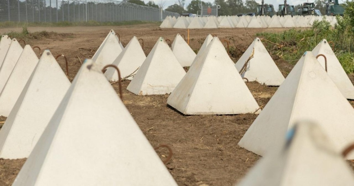 Latvia installs anti-tank “dragon teeth” on the border with Russia