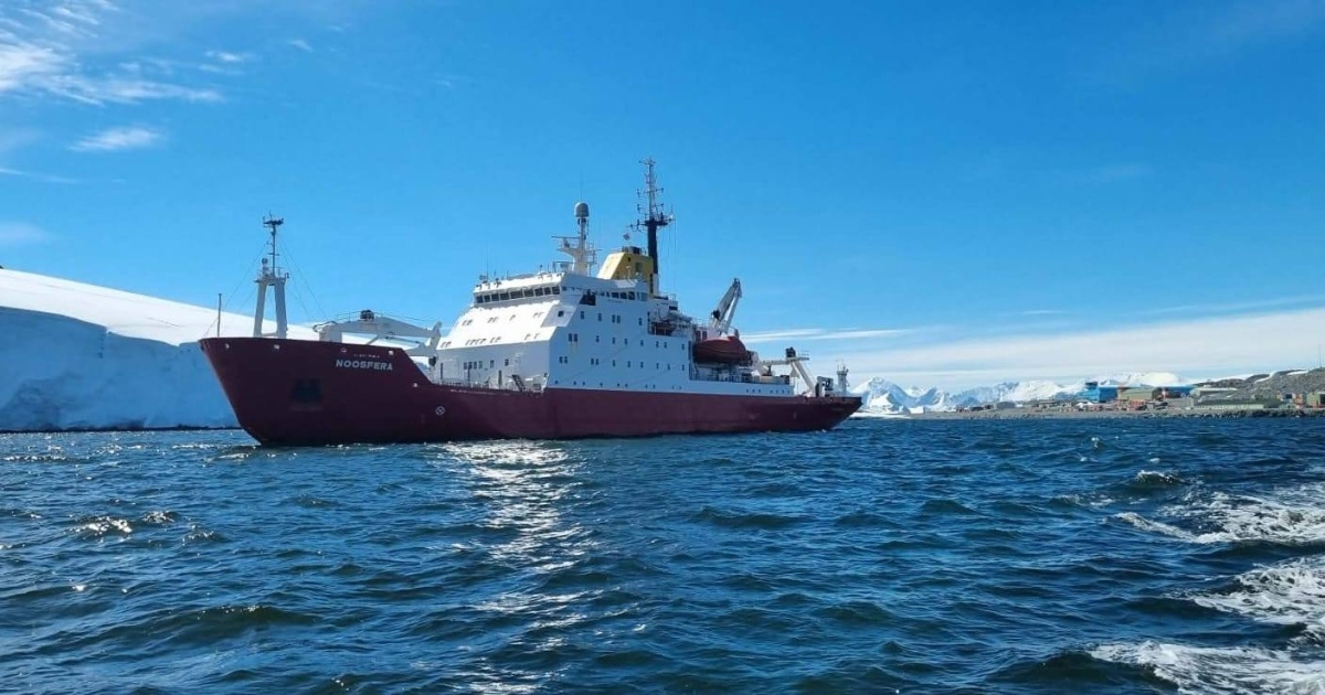 Ukrainian icebreaker Noosphere crosses the Arctic Circle for the first time
