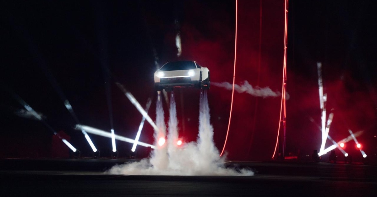 Tesla показала "літаючий" спорткар - він перевертається в повітрі й перестрибує вантажівки