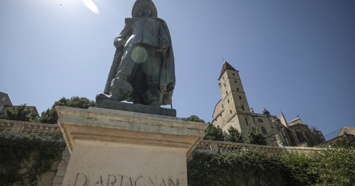The archaeologist who discovered the alleged remains of dʼArtagnan was detained by the police: he refused to return the bones to the city