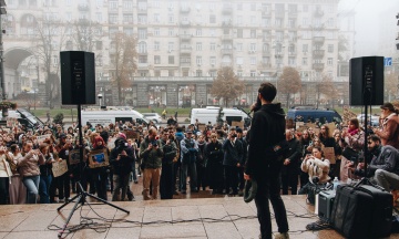 Сьогодні кияни зібрались з картонками біля КМДА і вимагали відставки Кличка. «Бабель» сходив на мітинг і спитав організаторів, як вони пропонують знайти нового очільника міста — фоторепортаж