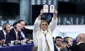 Romanian MEP Diana Șoșoacă, who threatened to “break Zelenskyʼs legs”, wants to be sent for a psychiatric examination