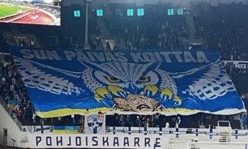 Фінські фанати потролили Лукашенка банером із тарганом на матчі з Білоруссю. Також освистали їхній гімн
