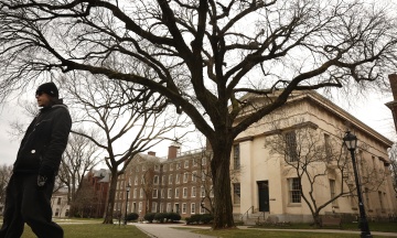 США призупинили розіграш грін-карт після стрілянини в Університеті Брауна. Стрілка знайшли мертвим