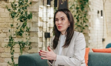 За Спецтрибунал над російськими злочинцями, репарації і кредит, який має закрити діру в бюджеті, від України відповідає Ірина Мудра. Коли будуть гроші, суди і репарації — велике інтервʼю