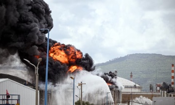 Iran attacks fully loaded oil tanker in Dubai port. Kuwait warns of oil spill risk