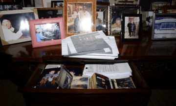 Із сайту Мінʼюсту США видалили деякі «файли Епштейна». Серед них — фото з Трампом