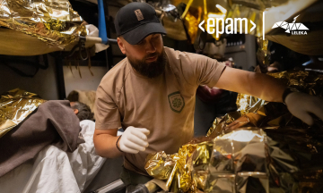 «Коли бачиш багато смертей, життя набуває нового смаку. Або не відчуватимеш його взагалі, або цінуватимеш максимально». Розмова з Романом Холодовим — людиною, яка врятувала десятки тисяч життів