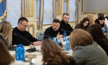 Плани росіян на фронті, нова партія ракет до Patriot і тристоронні перемовини. Головне з розмови Зеленського з журналістами