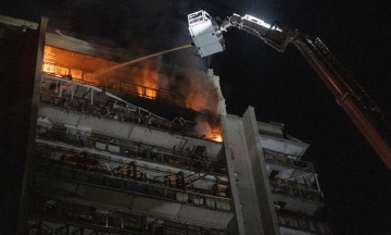 Росіяни запустили по Україні майже 300 дронів. У Сумах безпілотник влучив у 16-поверхівку