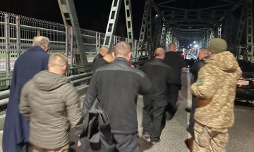 Сімох інкасаторів Ощадбанку, затриманих в Угорщині, повернули в Україну