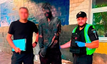 У Києві чоловік стрибнув у бочку зі смолою, щоб «стати непомітним» у темряві й обікрасти магазин. Його відмивали пʼять годин