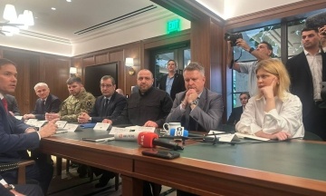 Делегації США та України не обговорювали питання виборів та обміну територій на зустрічі у Флориді — джерела «Бабеля»