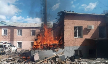 Росіяни зранку обстріляли Запоріжжя, відділок поліції в Прилуках і автівки на Сумщині. Загинула людина, є постраждалі