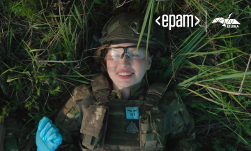 «Я обираю не відчувати щастя ніколи». Бойова медикиня Аляска про їхню спільну з Кубою війну і життя після титрів