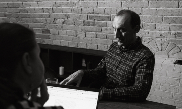 У 2019 році хтось спланував операцію, результатом якої стали «плівки Єрмака». Скандал вщух, а питання про його ідеолога лишилось. Знайомтесь: «хтось» — Роман Червінський, а це його версія подій