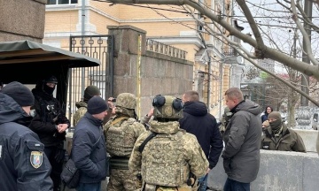 Детективи НАБУ прийшли з обшуками до комітетів Верховної Ради. Їм чинять спротив працівники Управління держохорони