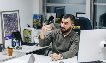 «З мого авто знімали прослушку». Арсен Жумаділов — про дрони, зустріч з Федоровим, проблеми з оптоволокном і «своїх хлопців» з НАБУ. Велике інтервʼю голови АОЗ