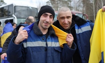 Ще 300 українських військових і двоє цивільних повертаються додому з полону 