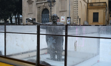 Статую оперної зірки Лучано Паваротті по коліна вкрили льодом. Меру довелось вибачатися