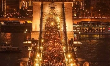 Десятки тисяч угорців вийшли на протести проти Орбана. Приводом стало відео з побиттям дитини