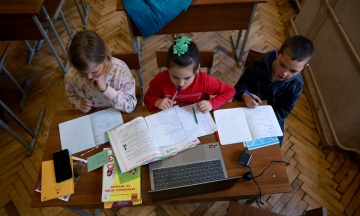 Понад 120 тисяч школярів живуть у безпечних регіонах України, але навчаються у школах дистанційно — і це погано. Змінити ситуацію не дозволяє тиск нардепів і ГО, а також страхи, упередження та надії