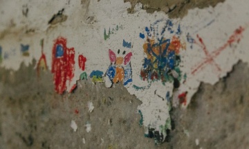 У 2022 році підвал, в якому росіяни 28 днів тримали жителів села Ягідне, став символом жорстокості окупантів. Через чотири роки зруйноване село майже відновили, але не врятували підвал — він зникає 