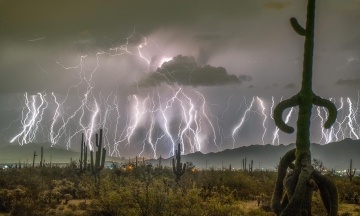 Всесвітня метеоорганізація засвідчила рекорд найдовшої блискавки. Її відстань як від Парижу до Венеції