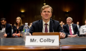 У Пентагоні є людина, яка готова пожертвувати всім заради боротьби з Китаєм — навіть допомогою Україні. Знайомтесь, онук розвідника Елбридж Колбі