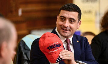 The far-right won again — this time George Simion — In the second consecutive first round of elections in Romania. How did an EU country that doesnʼt like Putin end up at this point? We explain