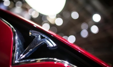 Tesla is discontinuing production of “Model S” and “Model X” electric cars. Instead, they will be assembled by robots
